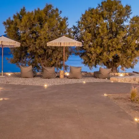 Klima Bay Beachfront Boutique Holiday home *
