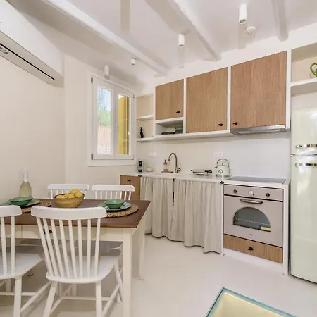 Klima Bay Beachfront Boutique Holiday home *